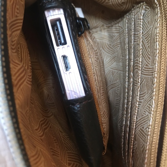 SakRoots wristlet purse with battery pack - Picture 5 of 7
